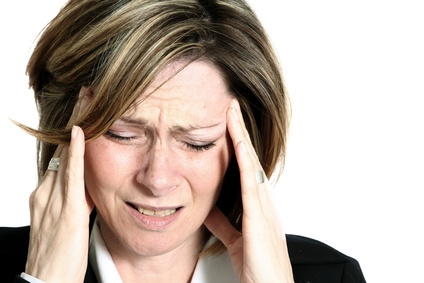 Kompschmerzen - Migräne bei Frau 