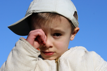 Kinder reiben mit schmutzigen Händen in den Augen und lösen so eine Konjunktivitis aus