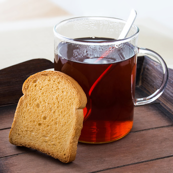 Nach zwei Tagen können Sie leichte Schonkost wie Tee und Zwieback zu sich nehmen