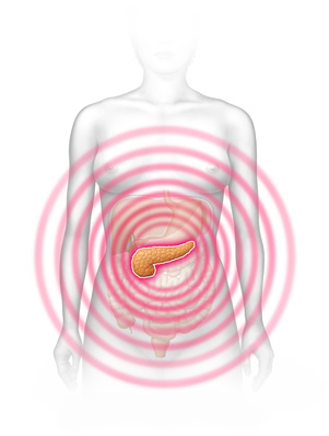 Die akute Form der Bauchspeicheldrüsenentzündung macht sich durch ausstrahlende Schmerzen im Oberbauch bemerkbar