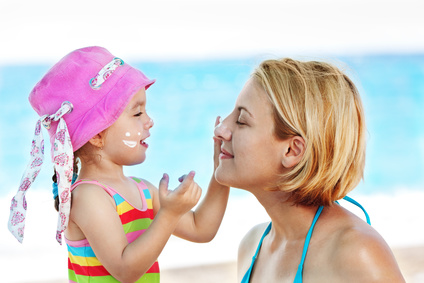 Der Dermatologe empfiehlt sich und insbesondere Kinder genügend vor Sonne zu schützen