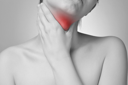 Bei der akuten Schilddrüsenentzündung treten Fiber, Schwellung und Schmerzen am Hals 